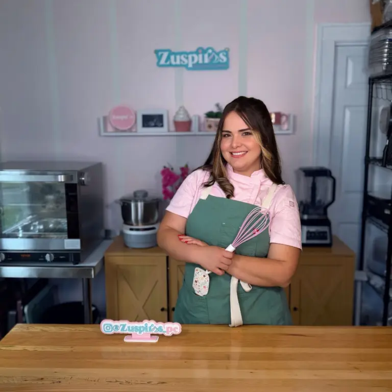 Lexi, fundadora de Zuspiros, en el estudio con delantal verde